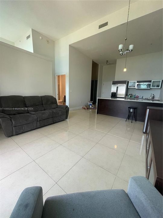 Recently Rented: $3,500 (1 beds, 1 baths, 811 Square Feet)