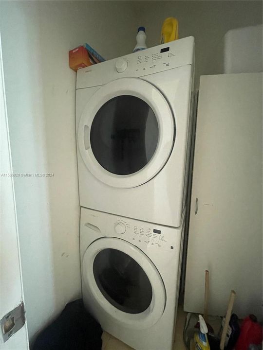 Recently Rented: $3,500 (1 beds, 1 baths, 811 Square Feet)