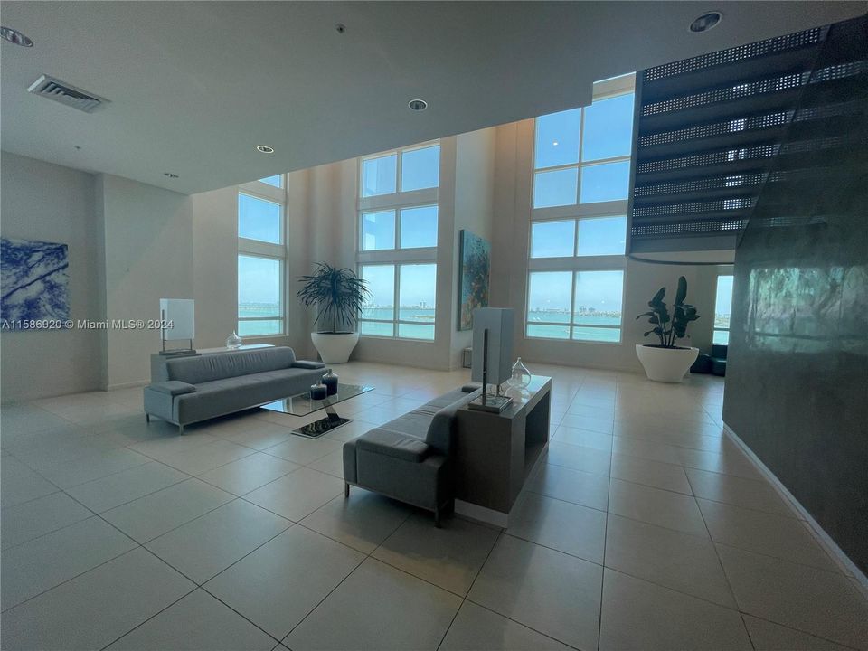 Recently Rented: $3,500 (1 beds, 1 baths, 811 Square Feet)