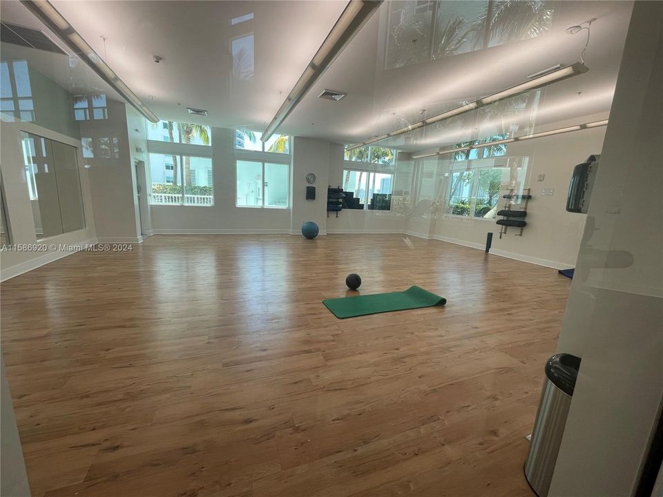 Recently Rented: $3,500 (1 beds, 1 baths, 811 Square Feet)