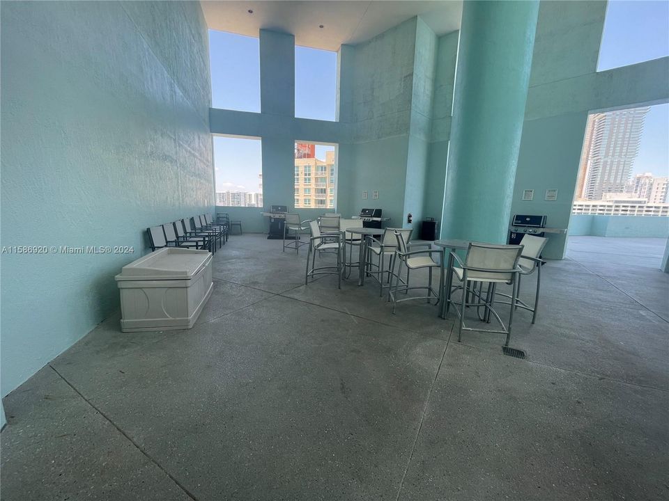 Recently Rented: $3,500 (1 beds, 1 baths, 811 Square Feet)