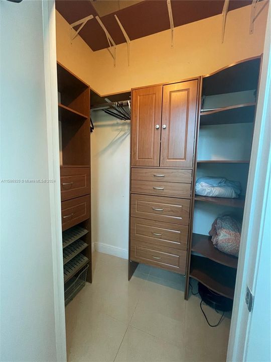 Recently Rented: $3,500 (1 beds, 1 baths, 811 Square Feet)