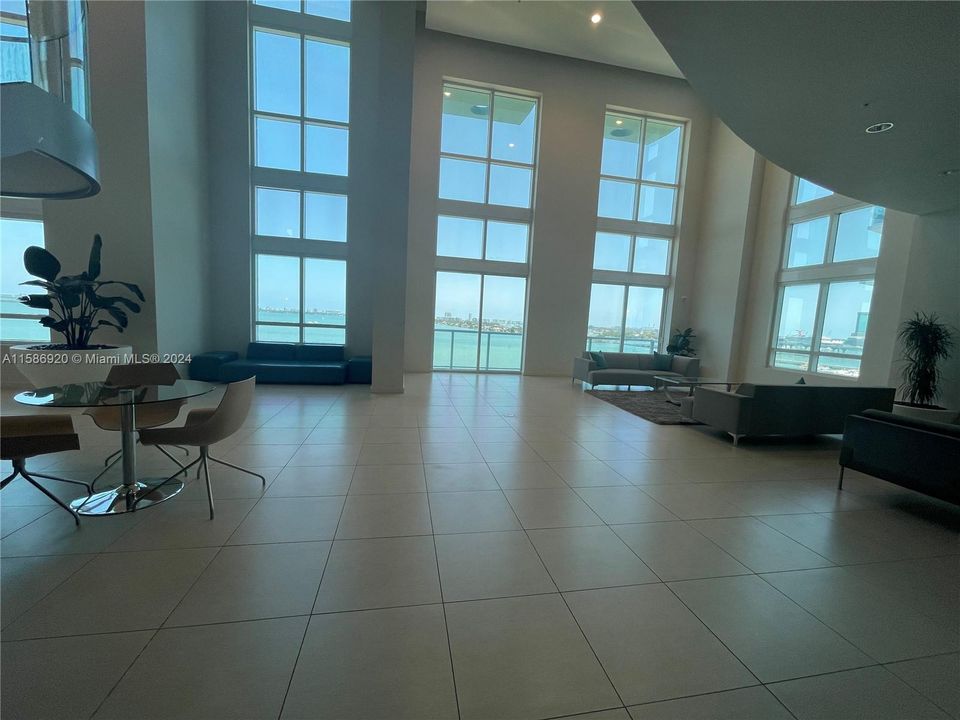 Recently Rented: $3,500 (1 beds, 1 baths, 811 Square Feet)