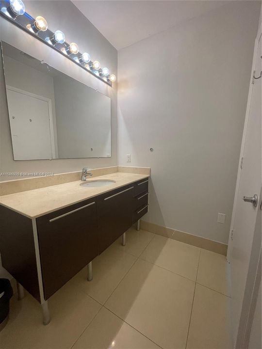 Recently Rented: $3,500 (1 beds, 1 baths, 811 Square Feet)