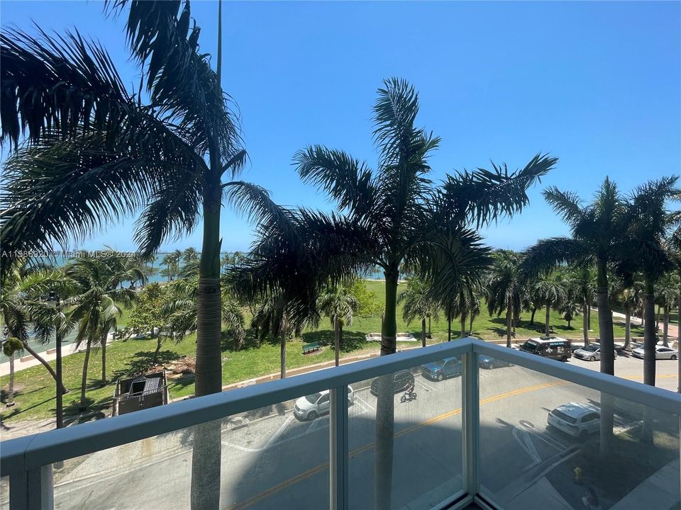 Recently Rented: $3,500 (1 beds, 1 baths, 811 Square Feet)