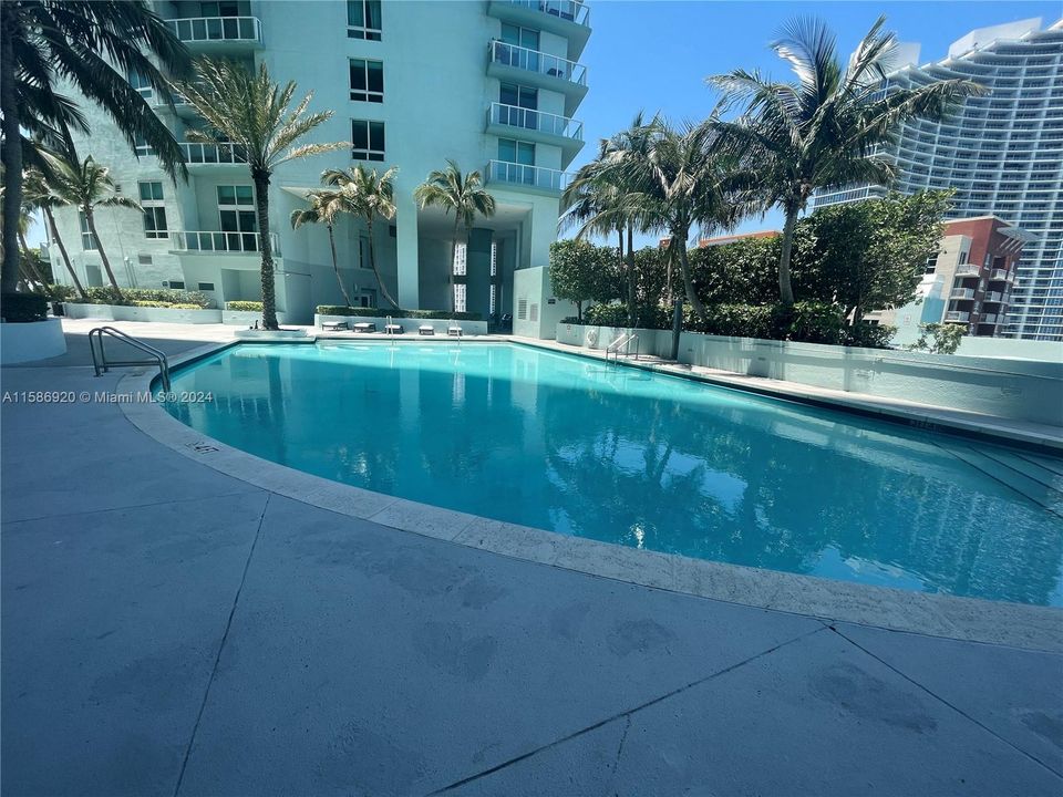 Recently Rented: $3,500 (1 beds, 1 baths, 811 Square Feet)