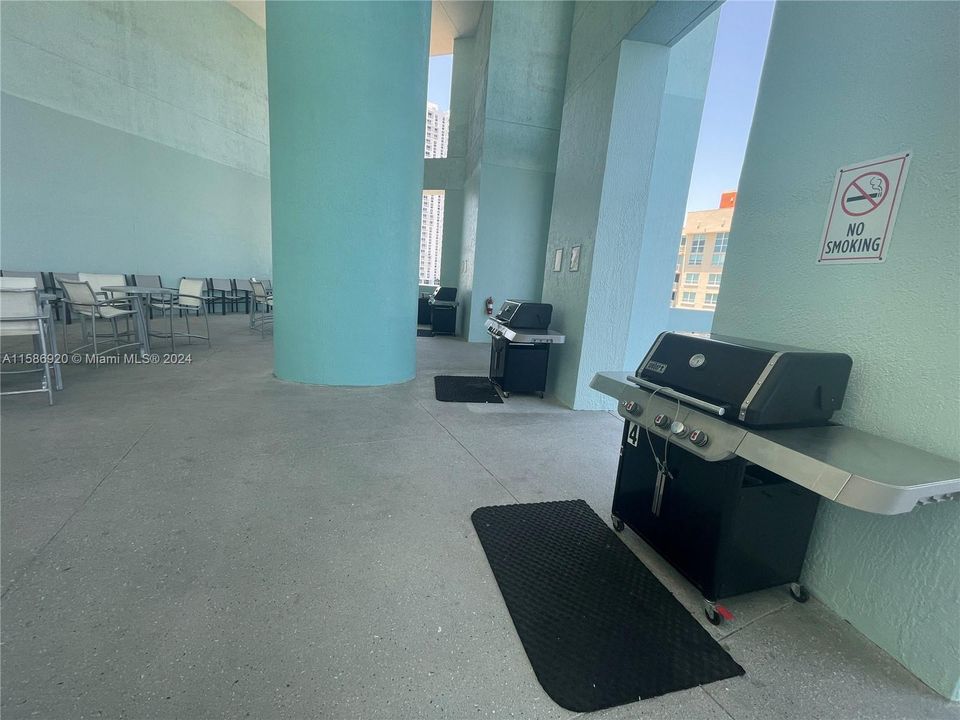 Recently Rented: $3,500 (1 beds, 1 baths, 811 Square Feet)