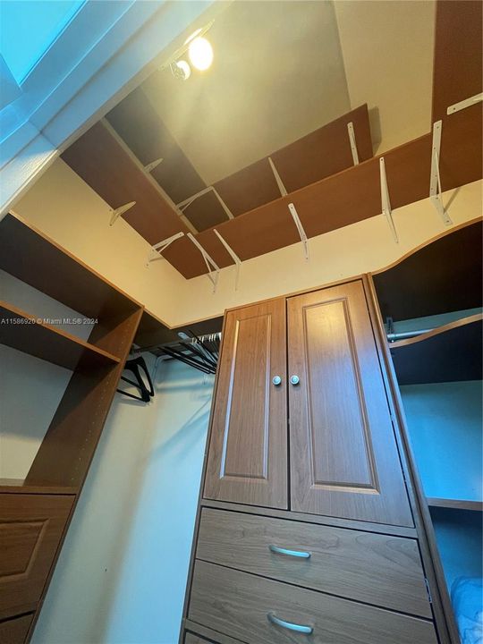 Recently Rented: $3,500 (1 beds, 1 baths, 811 Square Feet)