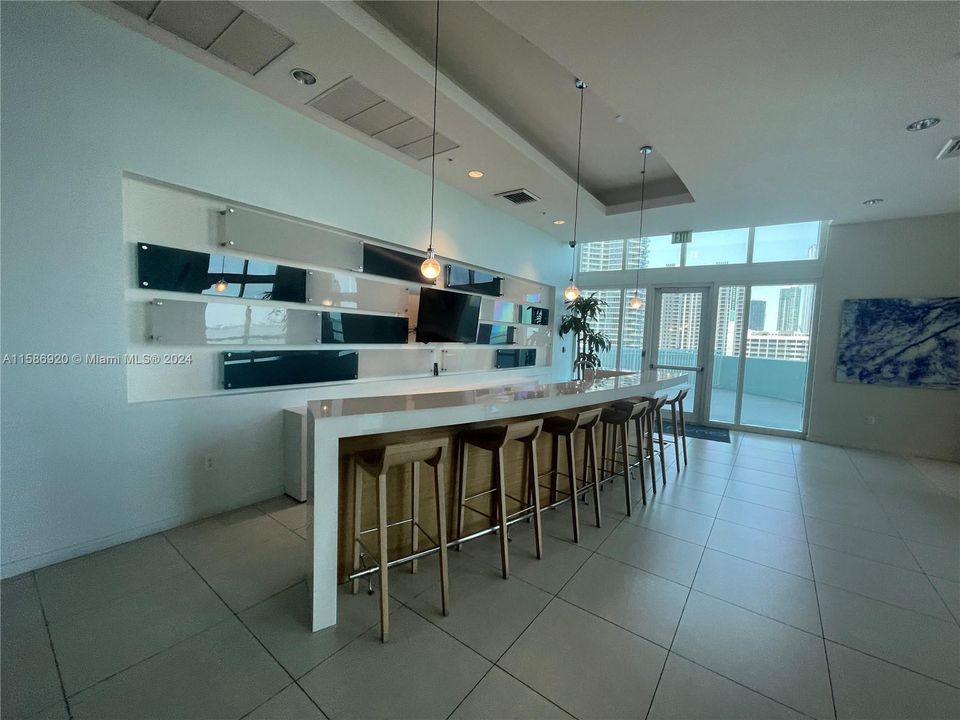 Recently Rented: $3,500 (1 beds, 1 baths, 811 Square Feet)