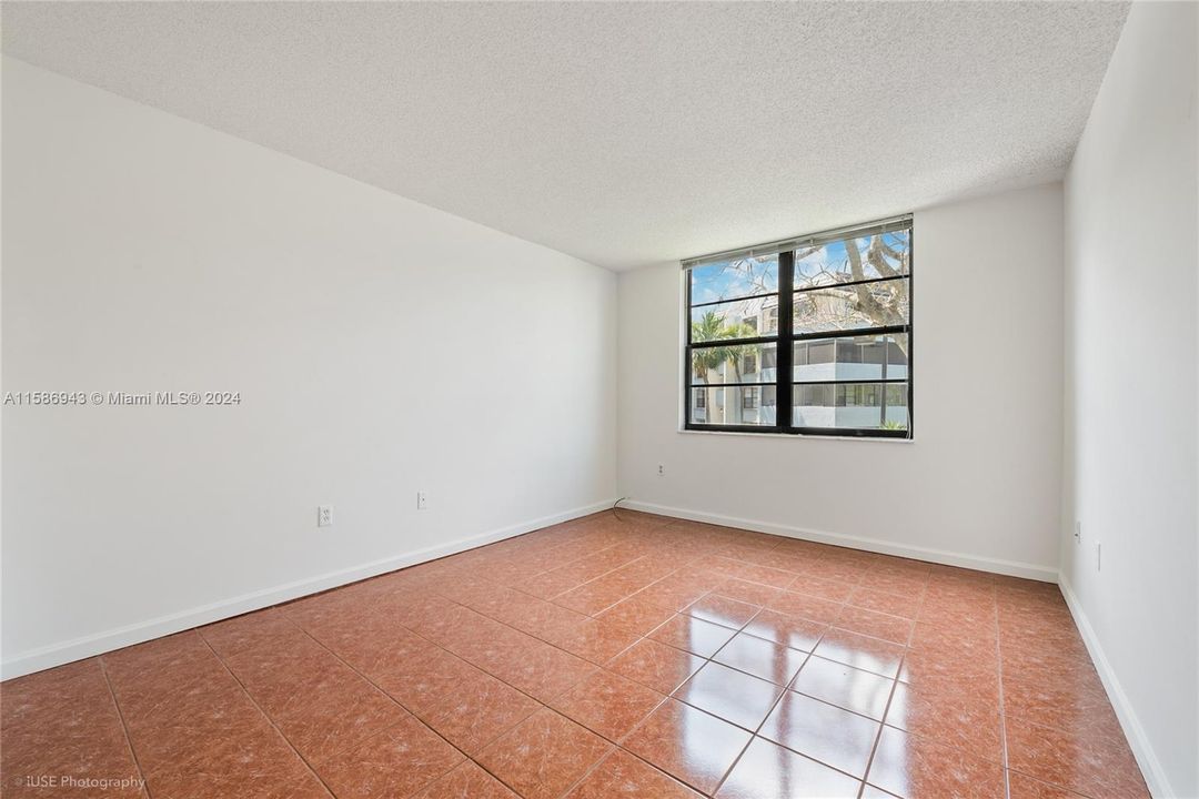 Active With Contract: $325,000 (2 beds, 2 baths, 1242 Square Feet)