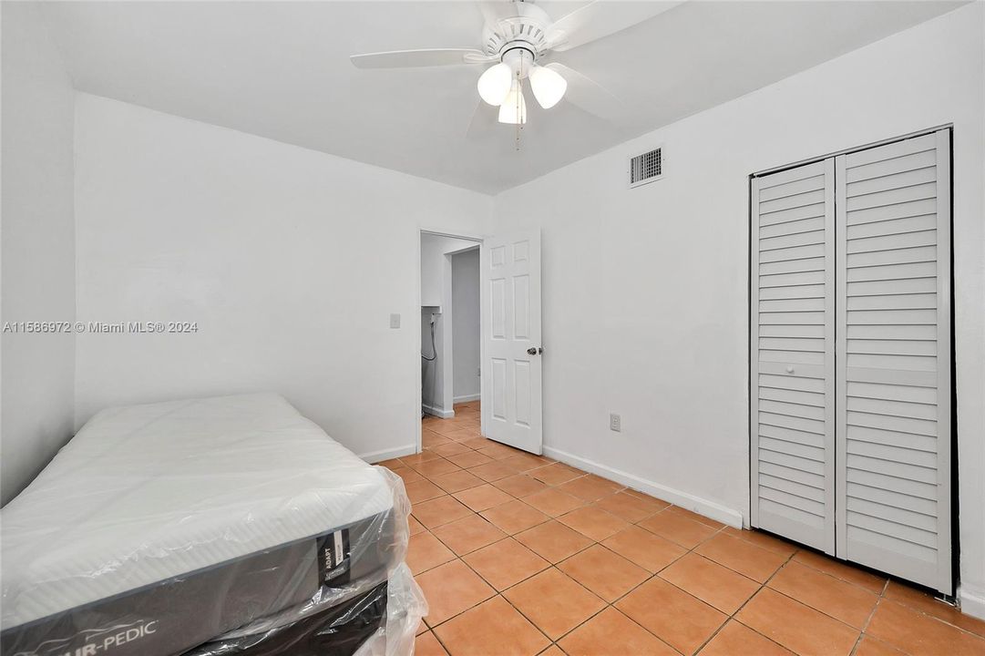 For Rent: $1,300 (1 beds, 1 baths, 650 Square Feet)