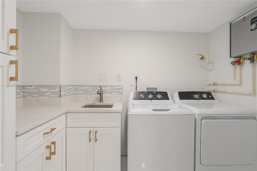 For Sale: $829,000 (2 beds, 2 baths, 1411 Square Feet)