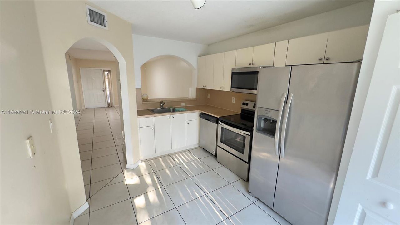 Active With Contract: $2,000 (2 beds, 2 baths, 822 Square Feet)