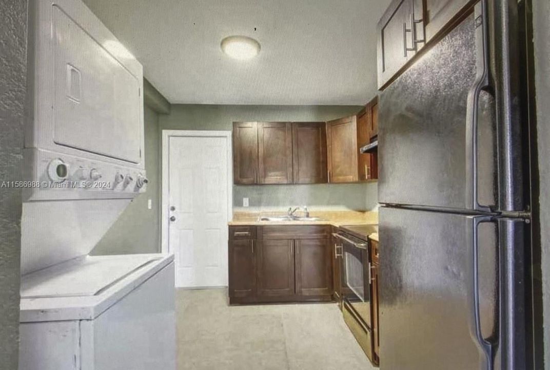 For Sale: $285,000 (3 beds, 1 baths, 884 Square Feet)