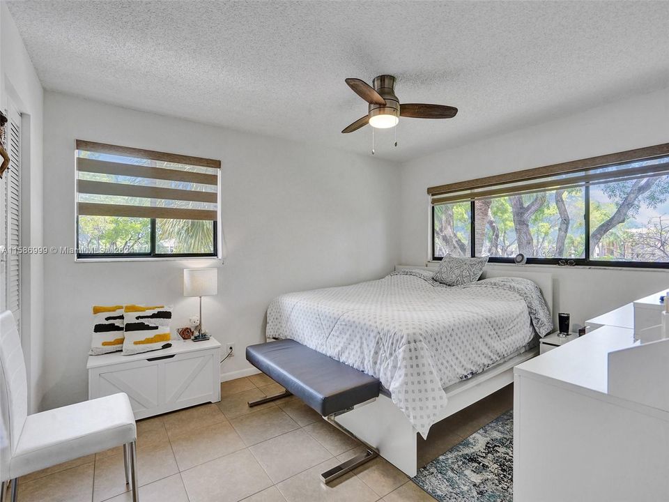 For Sale: $215,000 (2 beds, 2 baths, 827 Square Feet)