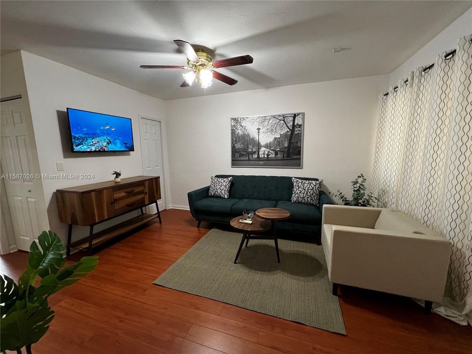 For Sale: $270,000 (1 beds, 1 baths, 510 Square Feet)