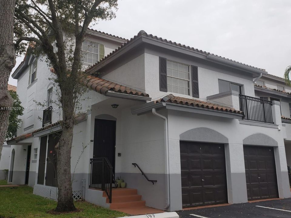 Active With Contract: $2,800 (3 beds, 3 baths, 1285 Square Feet)