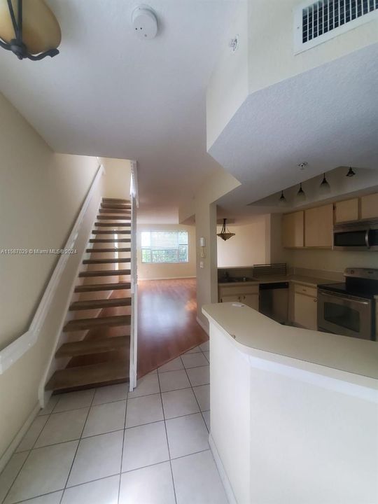 Active With Contract: $2,800 (3 beds, 3 baths, 1285 Square Feet)