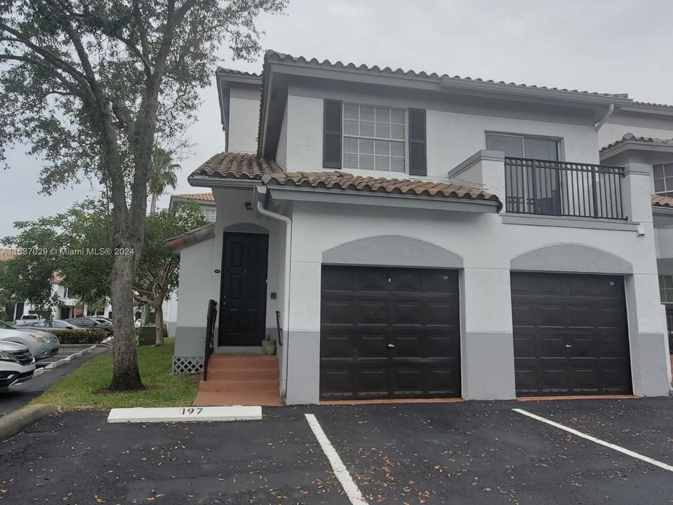 Active With Contract: $2,800 (3 beds, 3 baths, 1285 Square Feet)