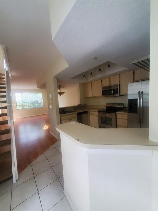 Active With Contract: $2,800 (3 beds, 3 baths, 1285 Square Feet)