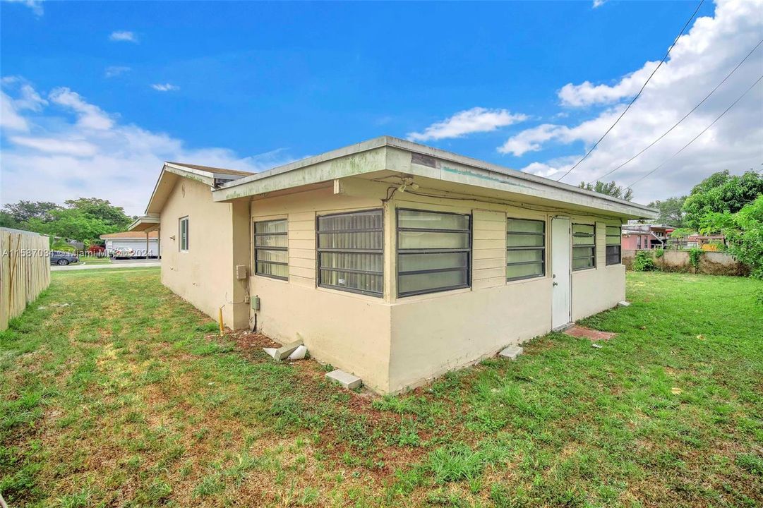 Active With Contract: $480,000 (3 beds, 2 baths, 1896 Square Feet)