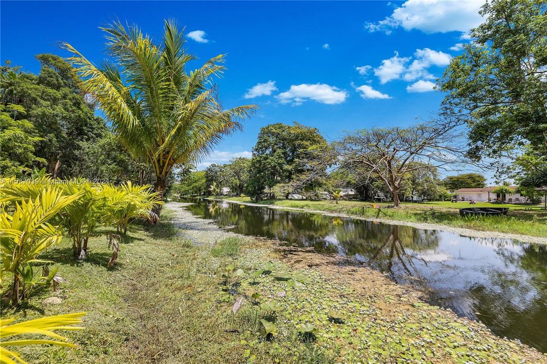 En Venta: $3,700,000 (5.00 acres)