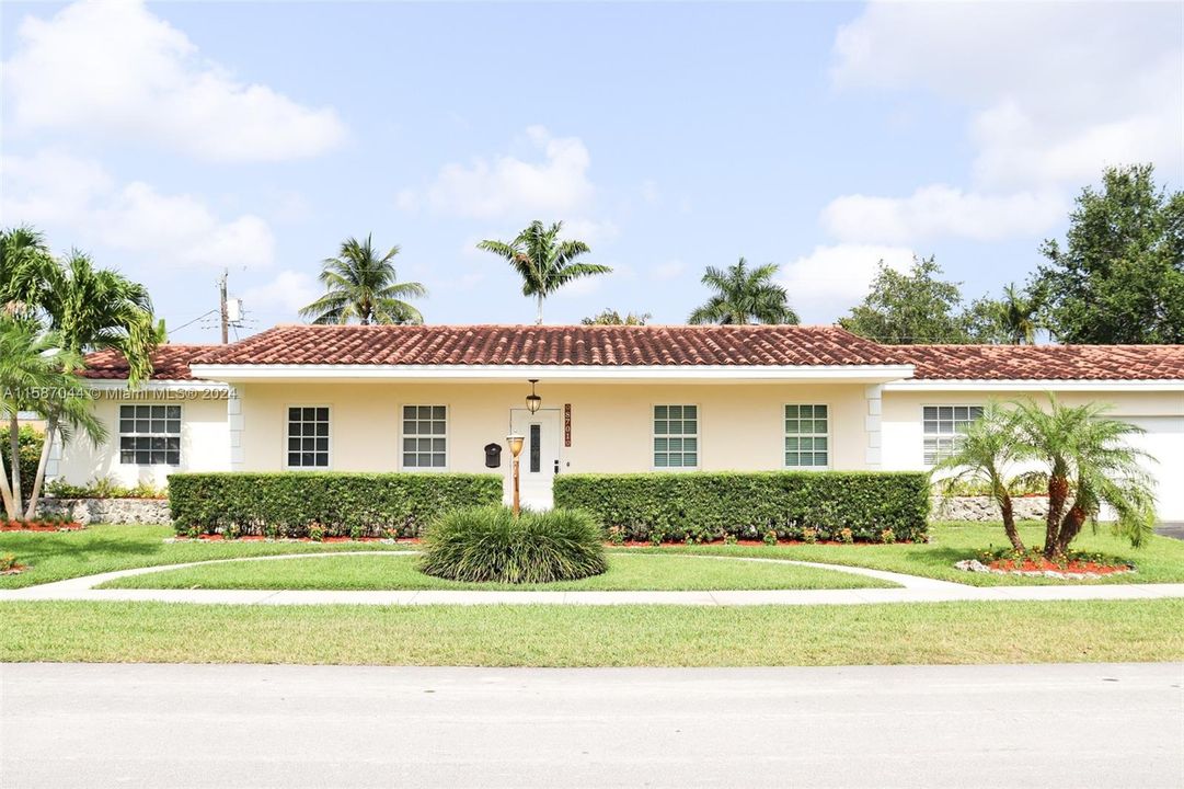 Active With Contract: $1,199,000 (4 beds, 2 baths, 2264 Square Feet)