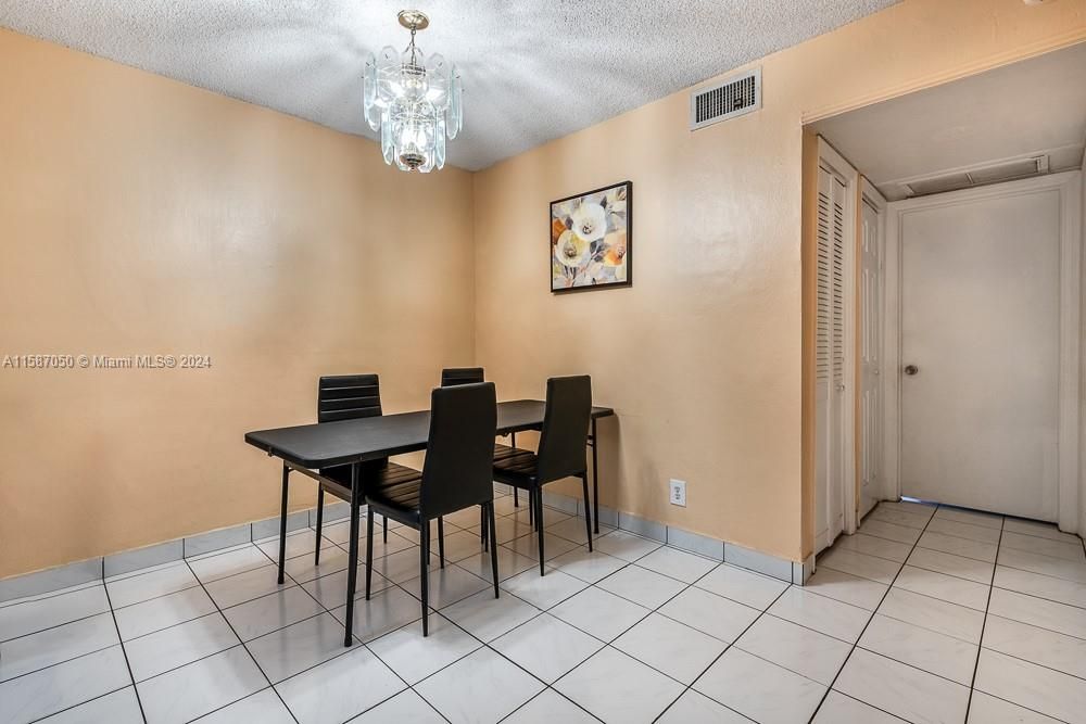 For Sale: $250,000 (2 beds, 2 baths, 940 Square Feet)