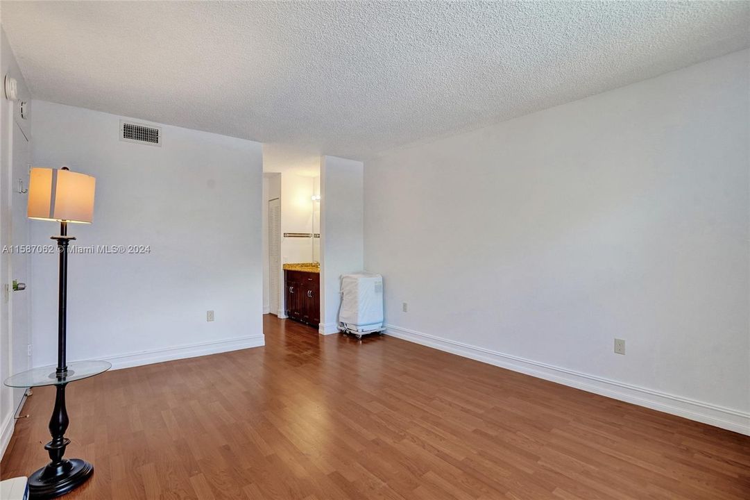 For Sale: $116,900 (1 beds, 1 baths, 750 Square Feet)