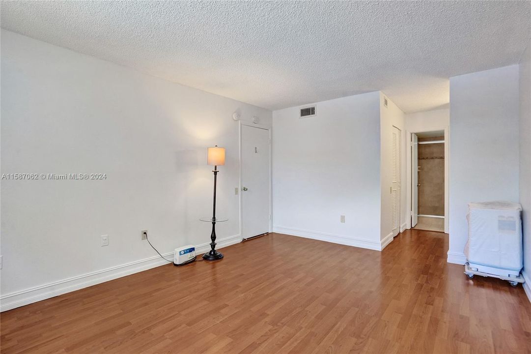 For Sale: $116,900 (1 beds, 1 baths, 750 Square Feet)