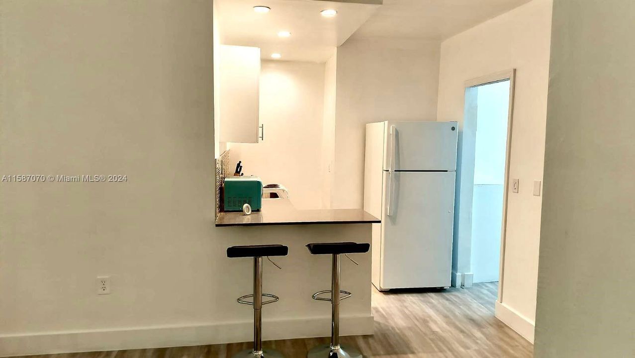 For Sale: $260,000 (1 beds, 1 baths, 730 Square Feet)