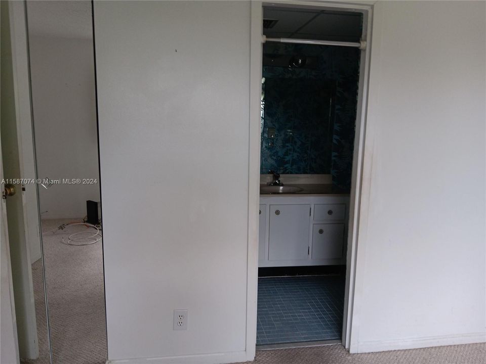 For Sale: $130,000 (2 beds, 2 baths, 930 Square Feet)