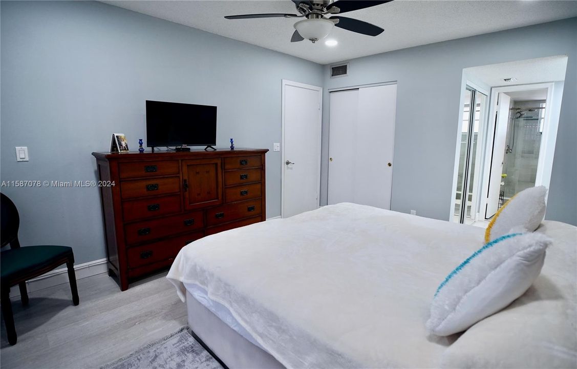 Active With Contract: $1,600 (1 beds, 1 baths, 650 Square Feet)