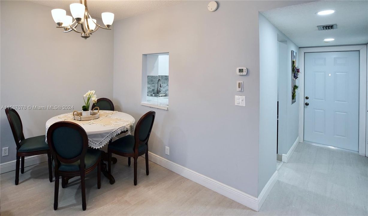 Active With Contract: $1,600 (1 beds, 1 baths, 650 Square Feet)