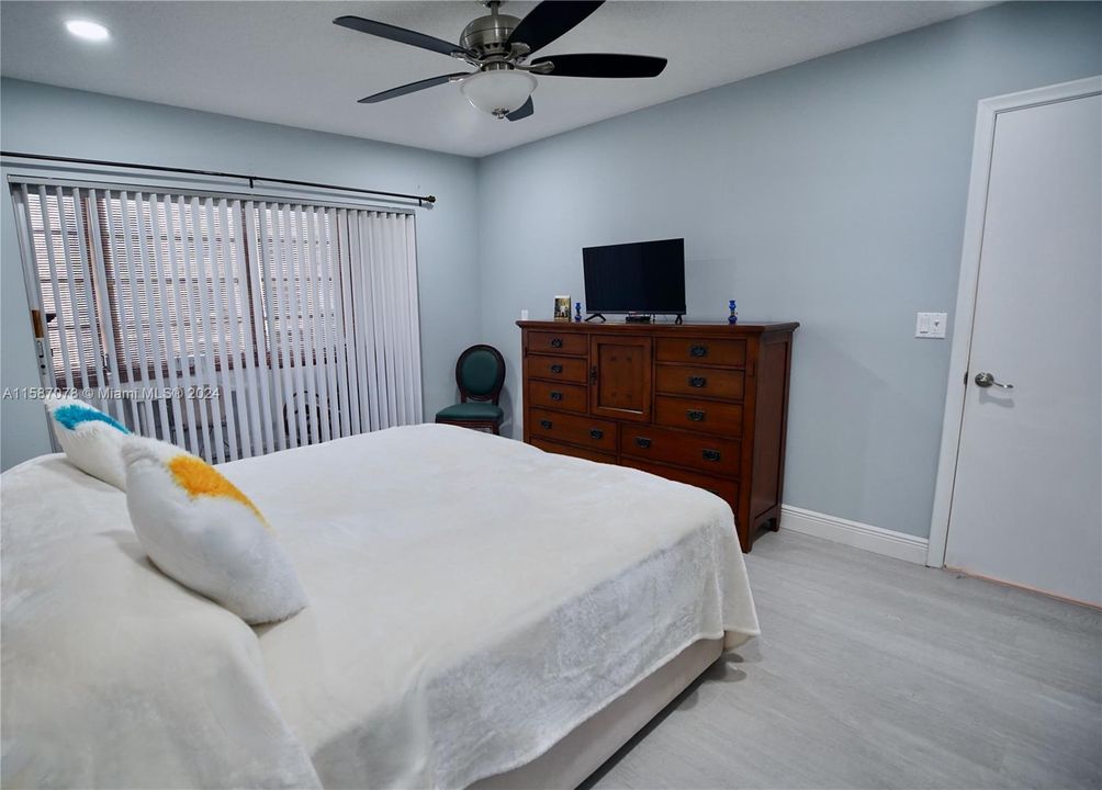 Active With Contract: $1,600 (1 beds, 1 baths, 650 Square Feet)