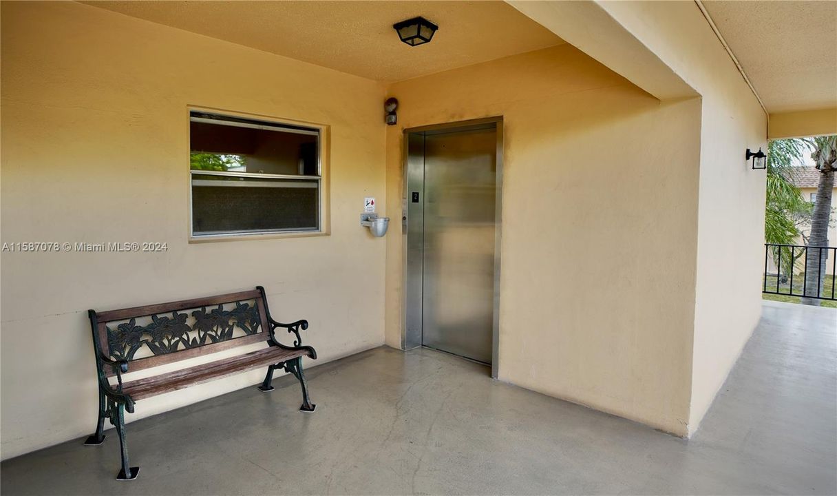 Active With Contract: $1,600 (1 beds, 1 baths, 650 Square Feet)