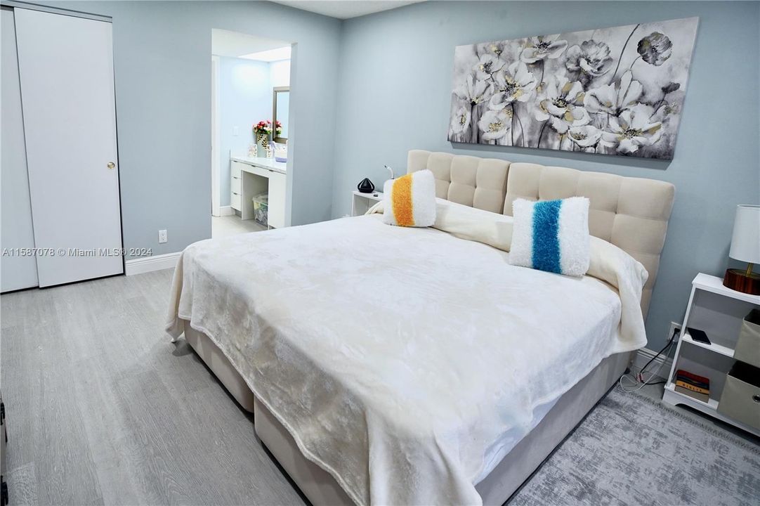 Active With Contract: $1,600 (1 beds, 1 baths, 650 Square Feet)