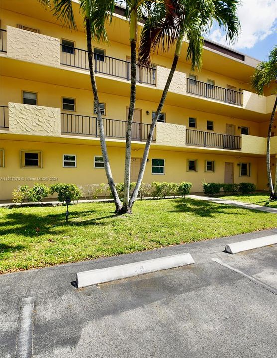 Active With Contract: $1,600 (1 beds, 1 baths, 650 Square Feet)