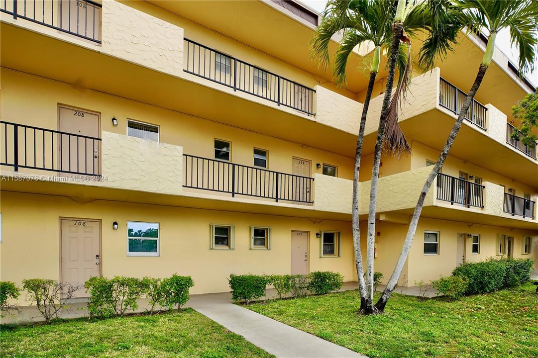 Active With Contract: $1,600 (1 beds, 1 baths, 650 Square Feet)