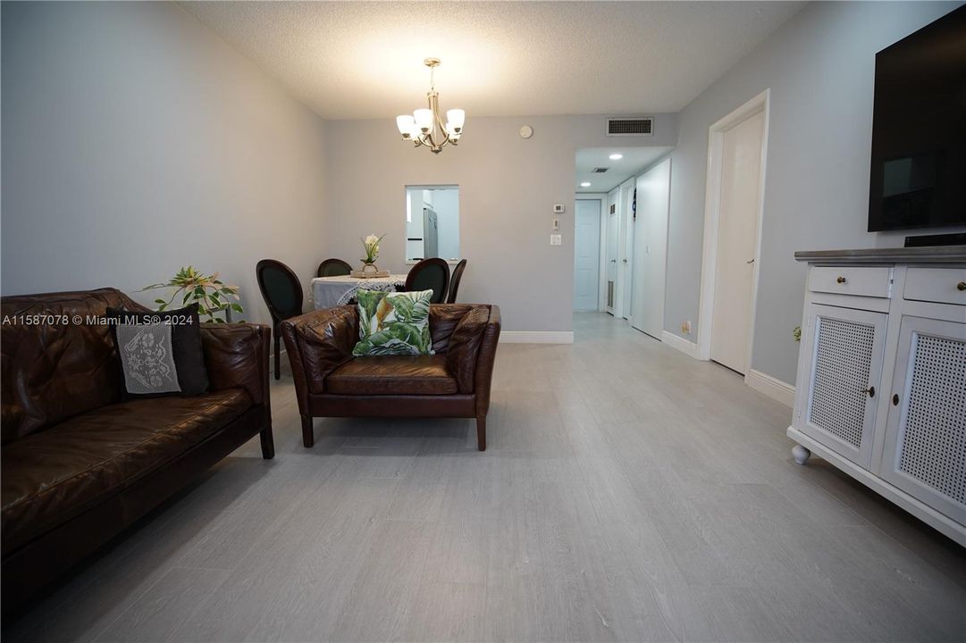 Active With Contract: $1,600 (1 beds, 1 baths, 650 Square Feet)