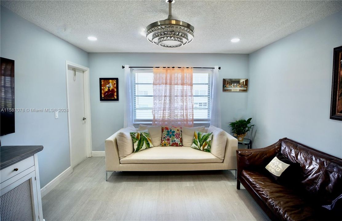 Active With Contract: $1,600 (1 beds, 1 baths, 650 Square Feet)