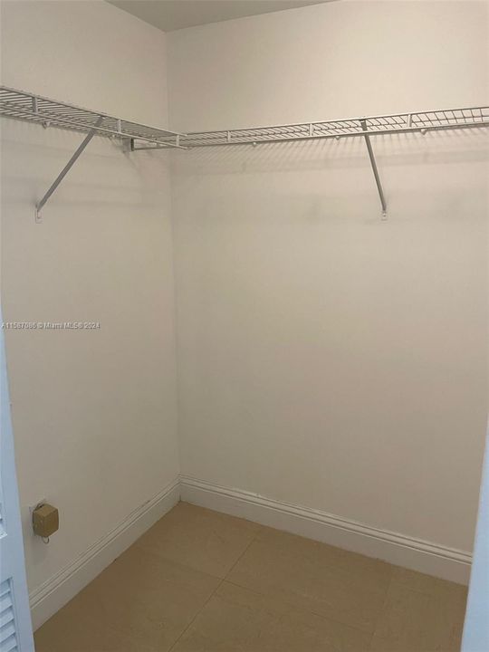 For Rent: $3,150 (1 beds, 1 baths, 987 Square Feet)