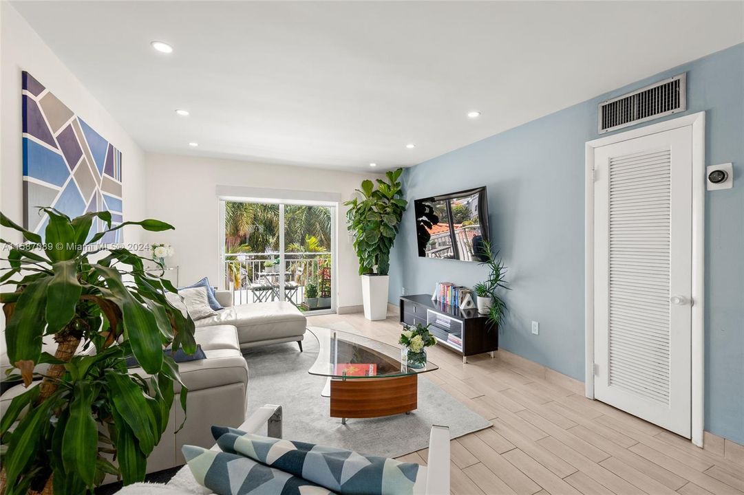 Recently Rented: $2,700 (1 beds, 1 baths, 767 Square Feet)