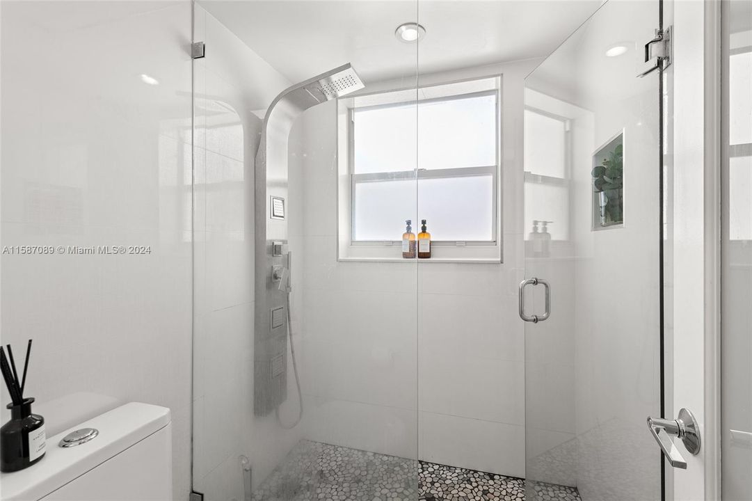 Recently Rented: $2,700 (1 beds, 1 baths, 767 Square Feet)