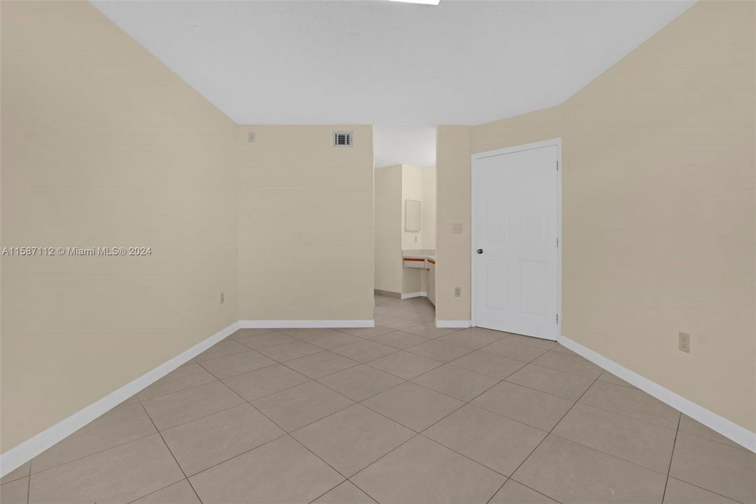 Active With Contract: $2,600 (2 beds, 2 baths, 1090 Square Feet)