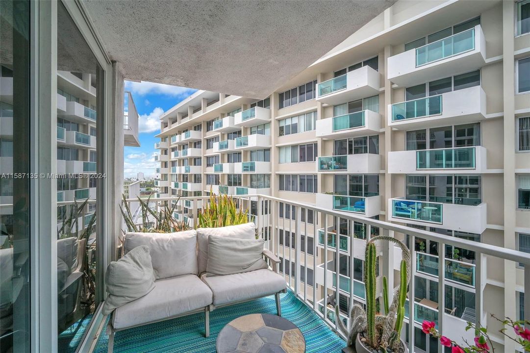 Active With Contract: $2,995 (1 beds, 1 baths, 750 Square Feet)