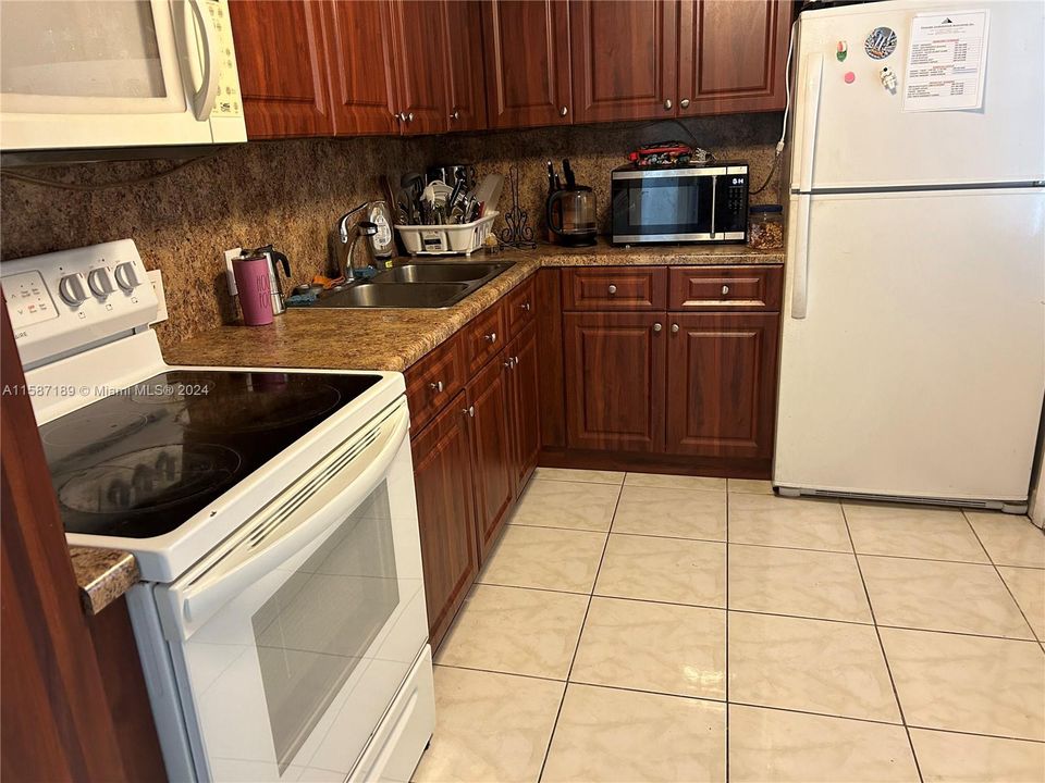 For Rent: $2,700 (2 beds, 2 baths, 1081 Square Feet)
