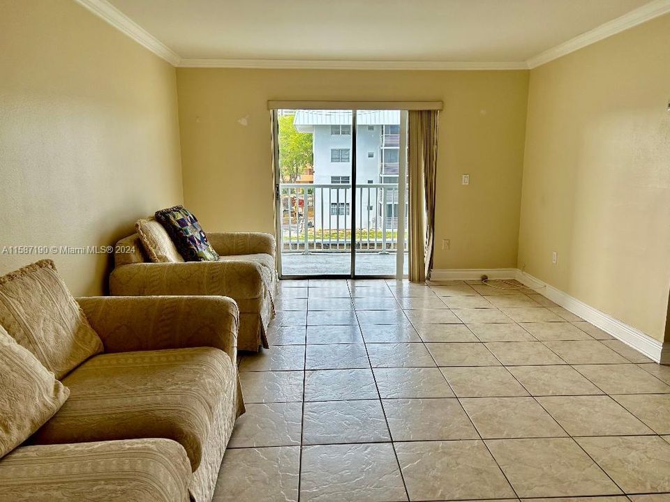For Sale: $350,000 (2 beds, 2 baths, 928 Square Feet)
