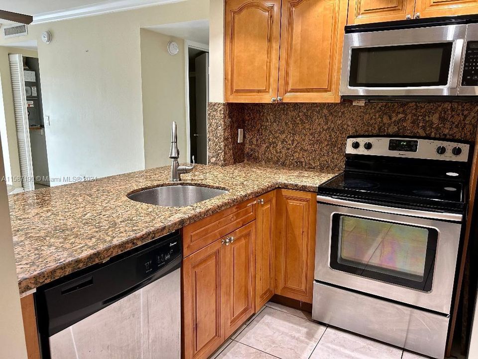 For Sale: $350,000 (2 beds, 2 baths, 928 Square Feet)