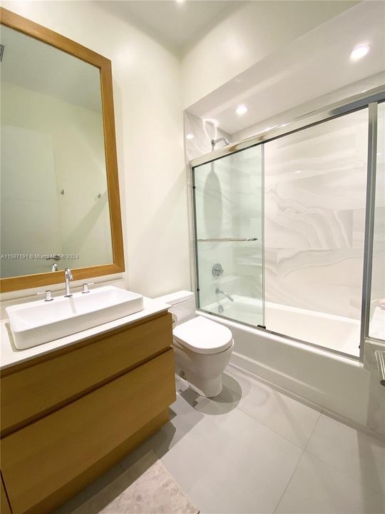 Shower/tub combo to satisfy guests' desires
